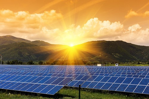Nova lei da energia solar reduzirá conta de luz de milhares de brasileiros, diz Absolar