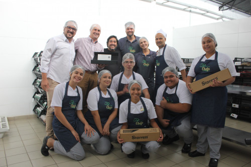 Projeto que capacita jovens em vulnerabilidade social na área da gastronomia recebe doação de facas da Starrett