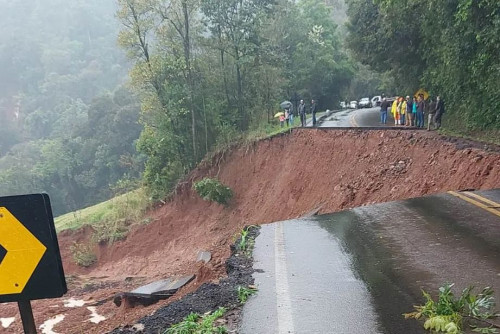 Chuva no Paraná desaloja famílias e destrói estradas