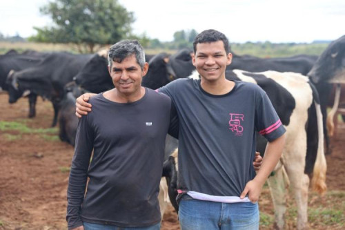 Com apoio do Senar/MS e ajuda dos filhos, André viu a produção de leite aumentar em mil por cento