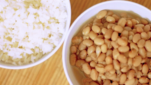 Arroz e feijão mais baratos, mas consumo segue em queda