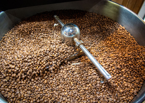 Mercado de café ferve com oferta restrita e tensão comercial
