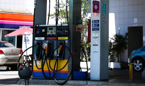 Petrobras reduz preço da gasolina em 4,9% a partir desta terça-feira