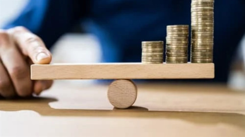 Incertezas elevam cautela e pressionam câmbio