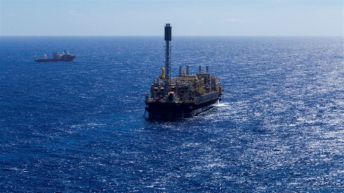 Brent a US$ 105: Bloqueio no Estreito de Ormuz faz combustíveis dispararem