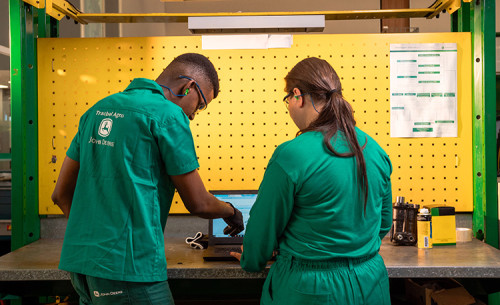 Tracbel Agro abre curso gratuito para operadoras de colhedoras de cana