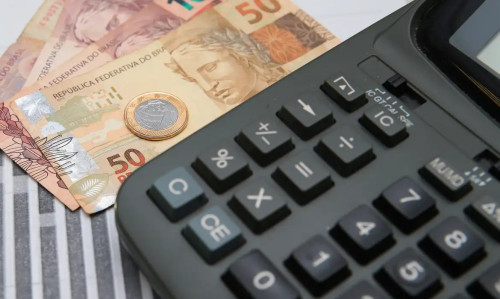 Economia combina desaceleração e superávit externo