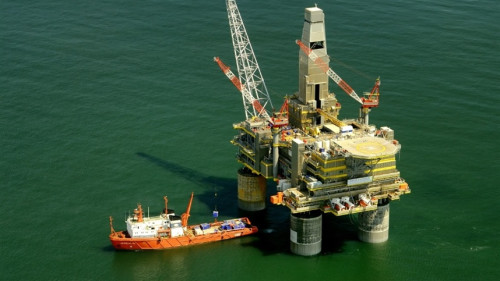 Petróleo recua, mas mantém alta semanal