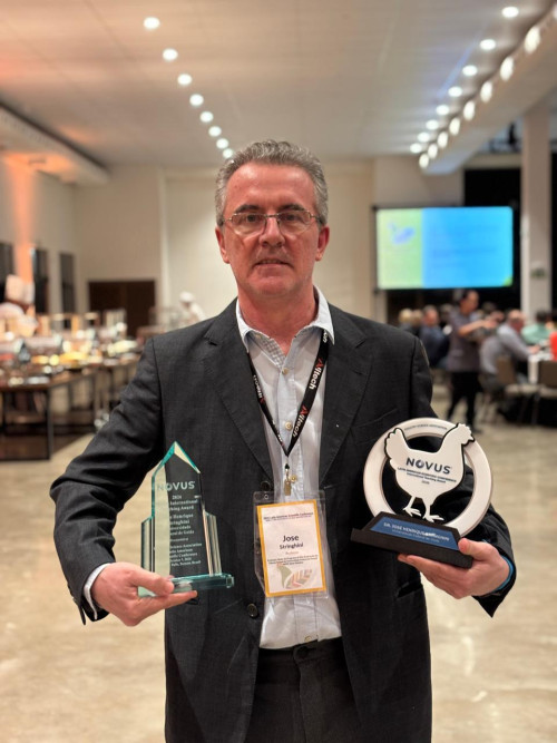 José Henrique Stringhini, da Universidade Federal de Goiás, recebe o NOVUS International Teaching Award 2026